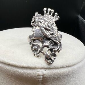 Elegant Vintage Sterling Silver Women's Ring with Crown Design
